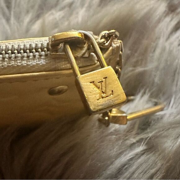 Authentic Louis Vuitton Monogram Vernis Keyholder/ coin purse - Picture 10 of 12